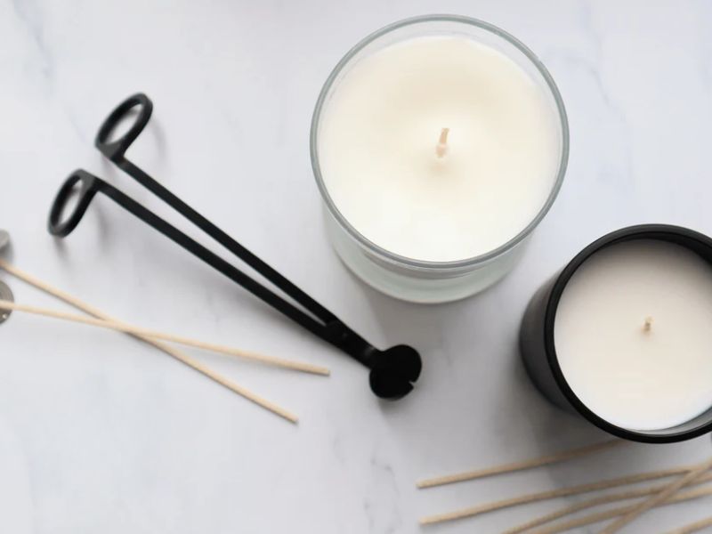 Cách gọt thơm đốt nến 